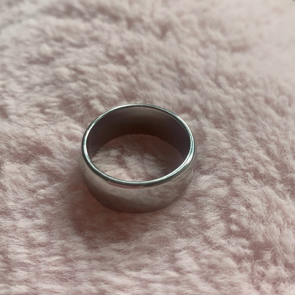 Silver Solid Band Ring Fits like a 7 unsure of metal content no tarnish - Picture 3 of 5